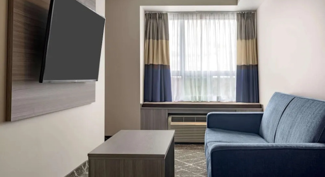 Двухместный люкс c 1 комнатой Microtel Inn & Suites by Wyndham Lloydminster