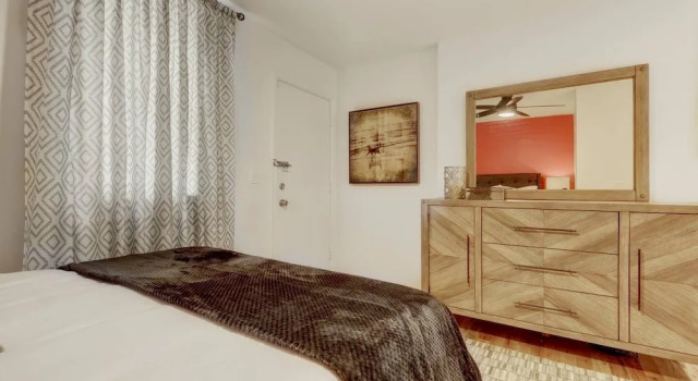 Ultimate Denver Getaway in Five Points Sleeps 6, Забронировать Отель Денвер Колорадо, рядом с The Denver Central Market