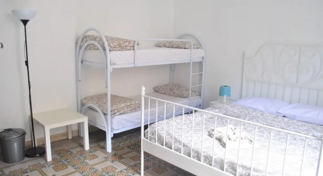 Четырёхместный номер Standard с балконом и с видом на город Sunrise Hostel & Rooms