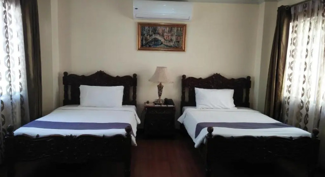Люкс Crown Royale Hotel