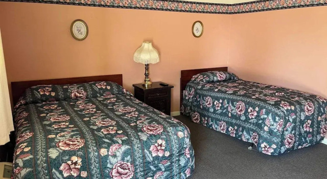 Трёхместный номер Standard Victorian Inn Motel & Suites
