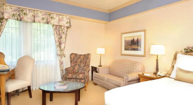 Номер Standard Old Mill Toronto Hotel