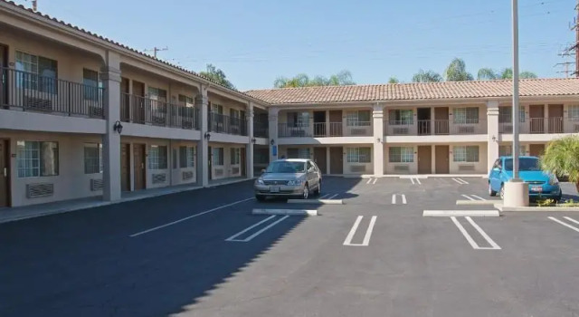 Кровать в общем номере Burbank Inn and Suites