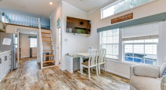 Коттедж Waterfront Lake Norman Cabin w/ Screened Porch!