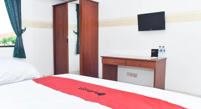RedDoorz near Lenmarc Mall Surabaya