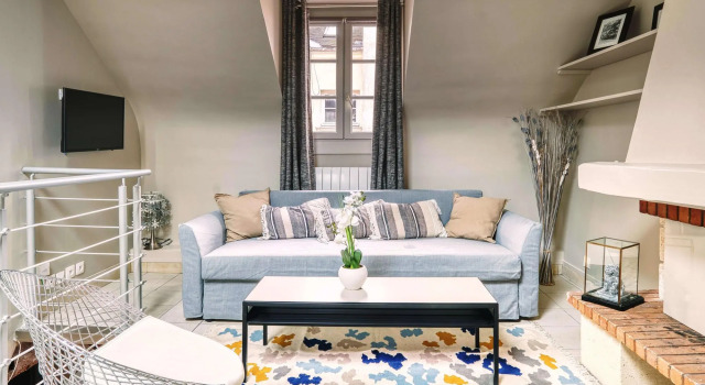 2066 - Saint Germain des Prés - Amazing Duplex, Забронировать Отель Париж Иль-де-Франс, рядом с Лувр — Риволи