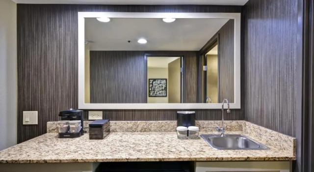 Четырёхместный люкс Отель Embassy Suites by Hilton Charlotte