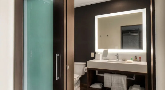 Четырёхместный клубный номер Standard с видом на город Marriott Tacoma Downtown