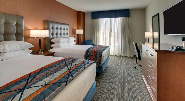 Четырёхместный номер Deluxe Drury Inn & Suites Iowa City Coralville