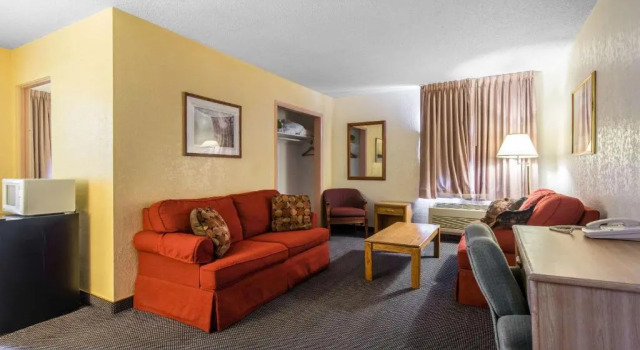 Люкс Rodeway Inn & Suites