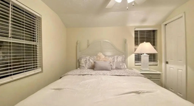 Бунгало Siesta Beach Cottage, Sleeps 6, Walk to Beach, Stores, & Restaurants