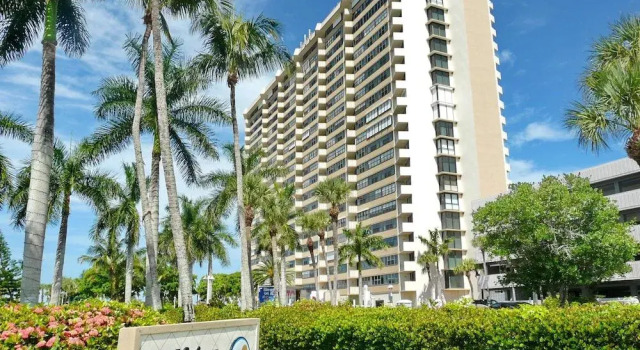 Beachfront Condo With Views of Beach and Spacious Pool, Забронировать Отель Отели в центре Марко-Айленд, в центре