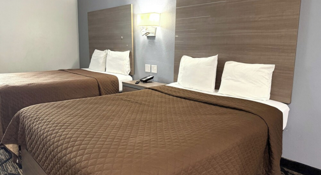 Четырёхместный номер Standard с балконом Hotel Royale IAH Airport North Houston I-45