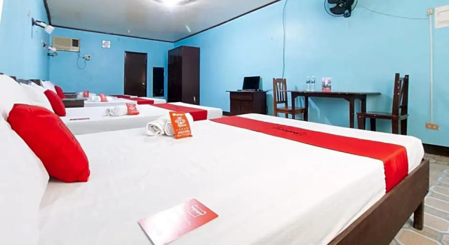 Люкс Deluxe RedDoorz @ Tierra De Oro Resort