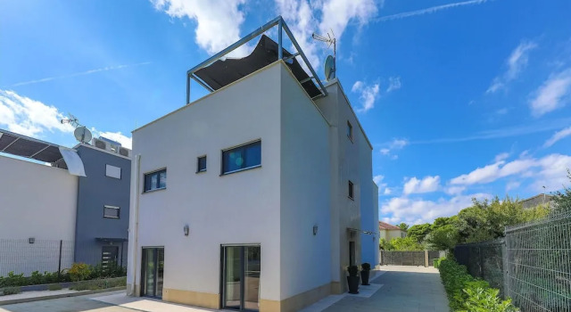 Awesome Home in Okrug Donji With 5 Bedrooms, Wifi and Outdoor Swimming Pool