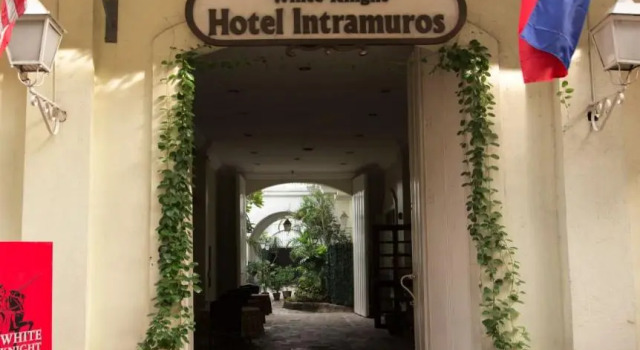 Кровать в общем номере White Knight Hotel Intramuros