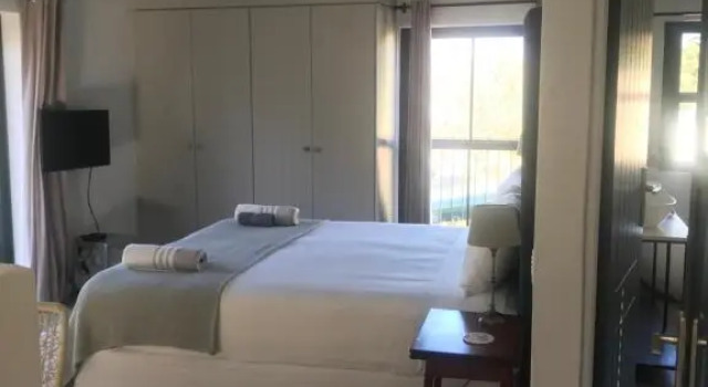 Comfortable Room with Large en Suite Bathroom
