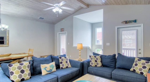 Beach-i-licious 4 Bedrooms 3.5 Bathrooms Townhouse