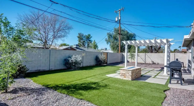 LOCATION LOCATION- 5 Bedroom SMART HOME - Firepit/Garage, Забронировать Отель Отели Пруда в Темпе с парковкой, рядом с Vista Del Camino Park, Парковка