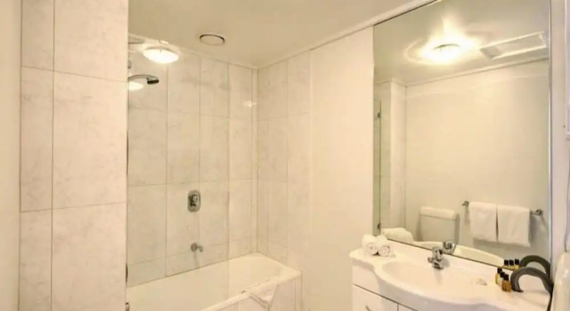 Двухместные апартаменты с балконом и с видом на город Melbourne Stays - City Point Suite