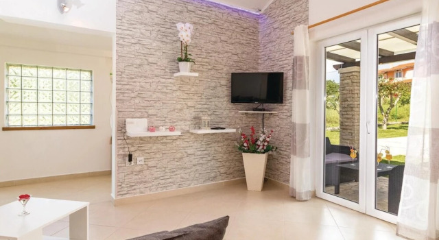 Beautiful Home in Pula With Wifi and 2 Bedrooms, Rezervovat Hotel Hotely v Pula Region s parkováním, Parkování