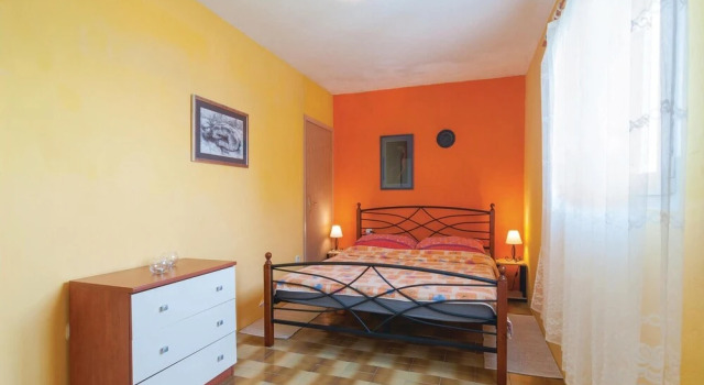 Awesome Home in Duce With Wifi and 2 Bedrooms, Rezerwuj Hotel Hotele w Split-Dalmatia County z parkingiem, Parking