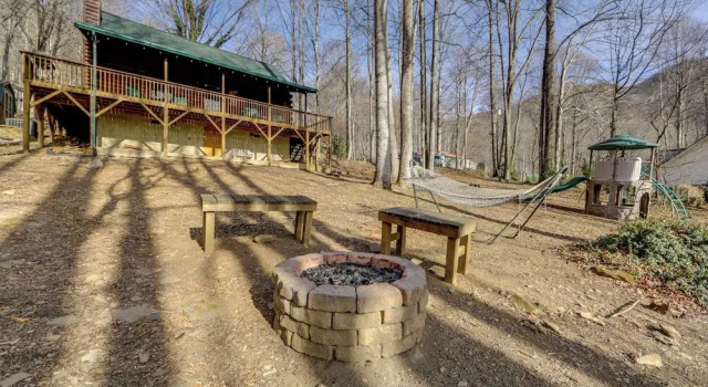 Коттедж Family Log Cabin w/ Mtn Views, 2 Mi to Tube World!
