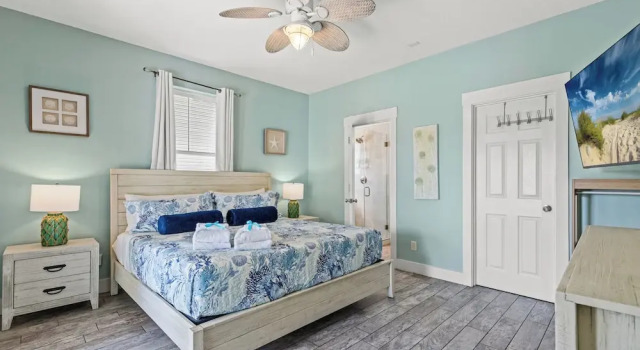 Seafoam Beautiful 3BR Home With Heated Private Pool - 4 Min Walk to Beach!, Book Feriehus Hoteller i Lower Grand Lagoon med parkering, Parkering