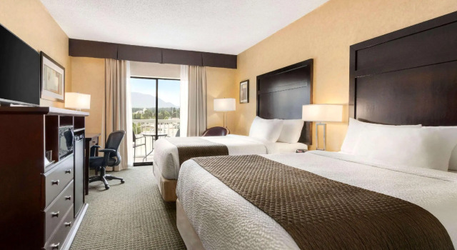 Четырёхместный номер Standard Days Inn by Wyndham Cranbrook Conference Centre