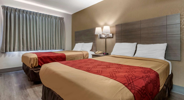 Четырёхместный номер Standard Econo Lodge Dewitt I-90