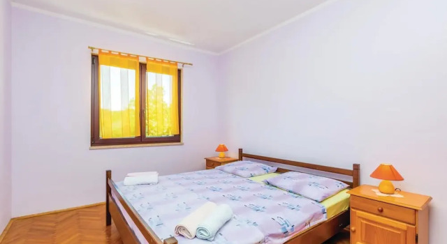 Nice Home in Malinska With Wifi and 3 Bedrooms, Varaa Hotelli Hotellit Kvarner Islands uima-altaalla, Uima-allas