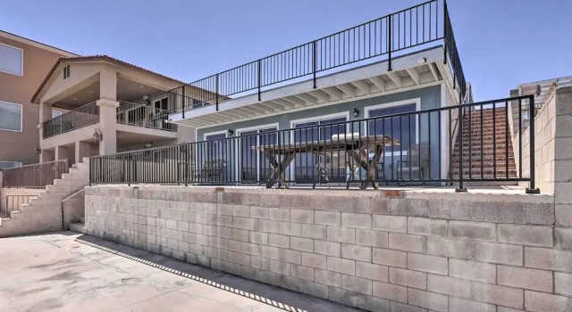 Riverfront Bullhead City Home w/ Private Dock, Забронировать Дом для отпуска Виллы Буллхед-Сити, Вилла