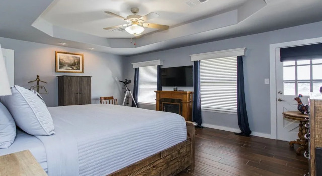 Waterfront 5 BR w/ Hot Tub Sleeps 13!