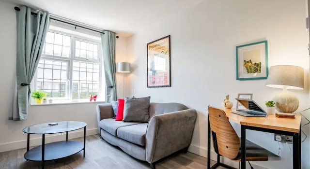 Host Stay Croydon Road Apartment