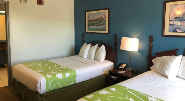 Четырёхместный номер Standard Brentwood Inn & Suites