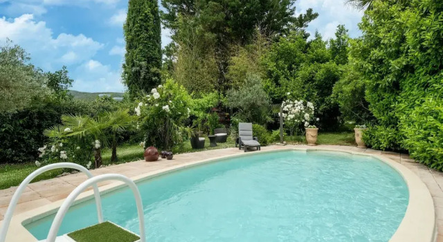 Коттедж Majestic Holiday Home in Laroque With hot tub