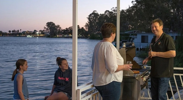 Коттедж Renmark River Villas and Boats & Bedzzz