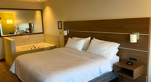 Двухместный люкс Holiday Inn Express Hotel & Suites Portland by IHG