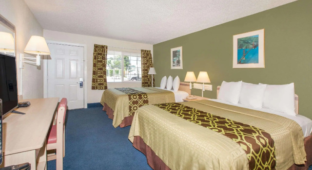 Четырёхместный номер Travelodge by Wyndham Los Banos CA