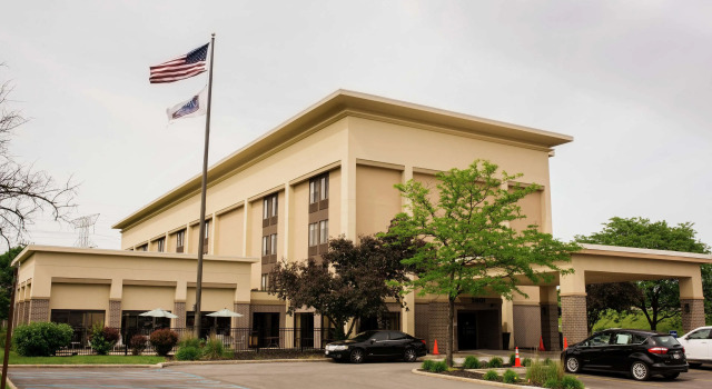Hampton Inn by Hilton Milwaukee Northwest, Book Hotel Milwaukee Wisconsin