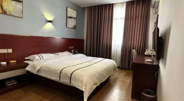 Shi Bing Fukang Hotel, Rezerwuj Hotel Hotele w Qiandongnan z parkingiem, Parking