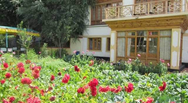 New Moon Guest House, Забронировать Гостевой дом Гостевые дома Лех, рядом с Namgyal Tsemo Gompa, Гостевой дом