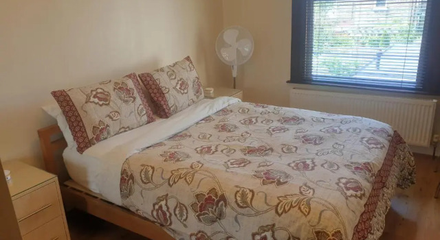 London Luxury 2 Bedroom Flat 5min walk from Overground, with FREE WIFI, FREE PARKING-Sleeps x6, Забронировать Отель Отели Большого Лондона с парковкой, Парковка