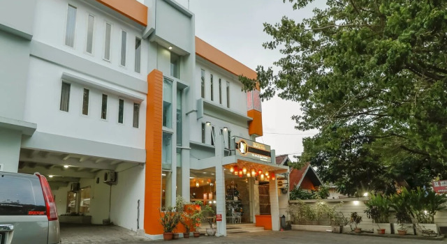 RedDoorz near Manado Town Square, Book Hotel Hotels in Sulawesi with Parking, Parking