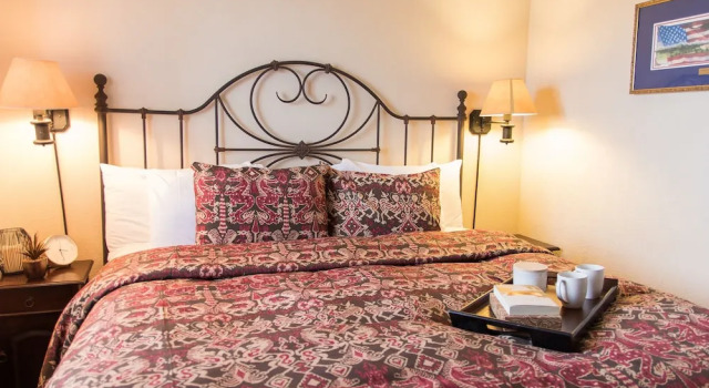 Люкс с 2 комнатами Vineyard Court Designer Suites Hotel