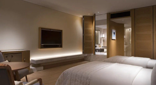 Четырёхместный номер Standard с балконом и oceanfront Le Méridien Xiaojing Bay