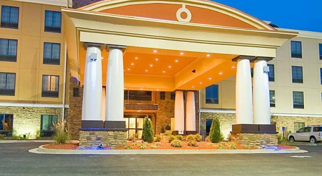 Четырёхместный номер Standard Holiday Inn Express Fulton by IHG