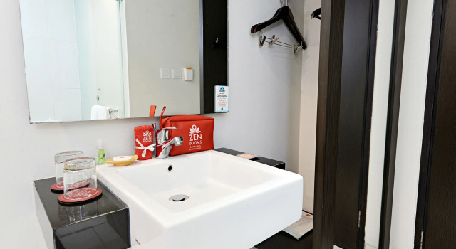 ZEN Rooms Soepomo 100, Book Hotel Hotels in Jakarta with Parking, Parking