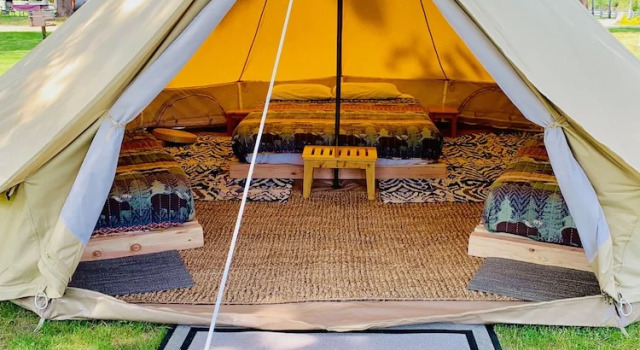 Кровать в общем номере Crater Lake Resort