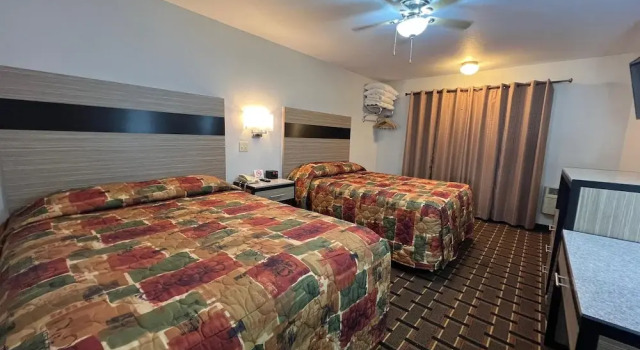 Четырёхместный номер Standard с балконом Deluxe Inn Capital O Nebraska City I 29